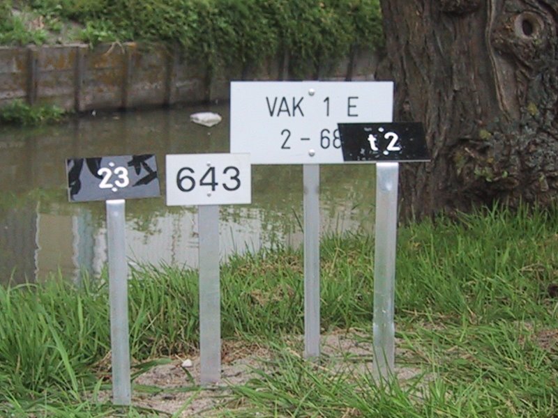 asverstrooier,vorstdeken,vries deken,nummerpaaltjes,Aankondigingsbordjes,steekvaas,steekvaas graf