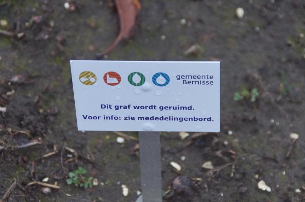 asverstrooier,vorstdeken,vries deken,nummerpaaltjes,Aankondigingsbordjes,steekvaas,steekvaas graf