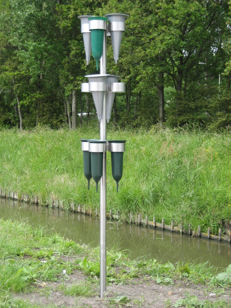 asverstrooier,vorstdeken,vries deken,nummerpaaltjes,Aankondigingsbordjes,steekvaas,steekvaas graf